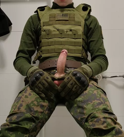 Would you sit on this army twink?😈🍆