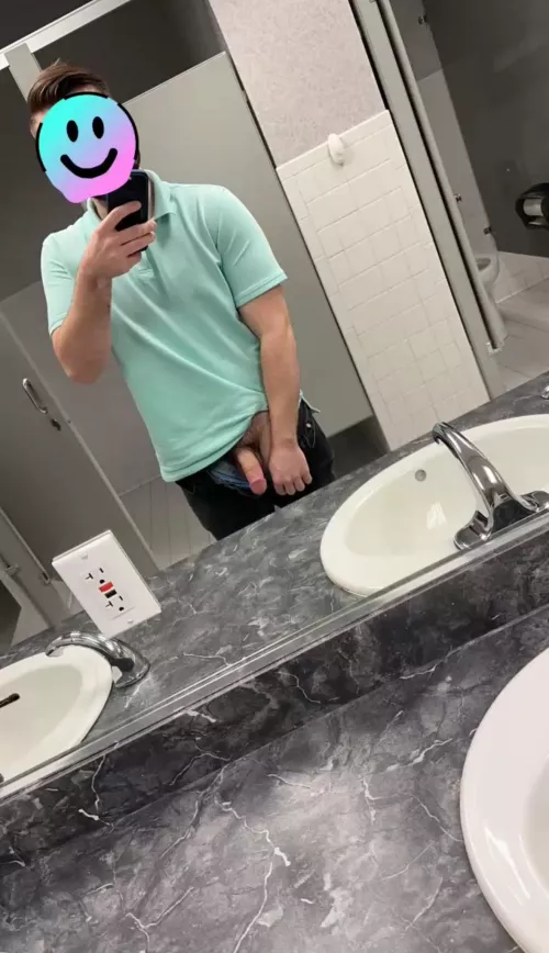 Happy Friday! Come help keep me entertained till I’m off work 😅 DMs open