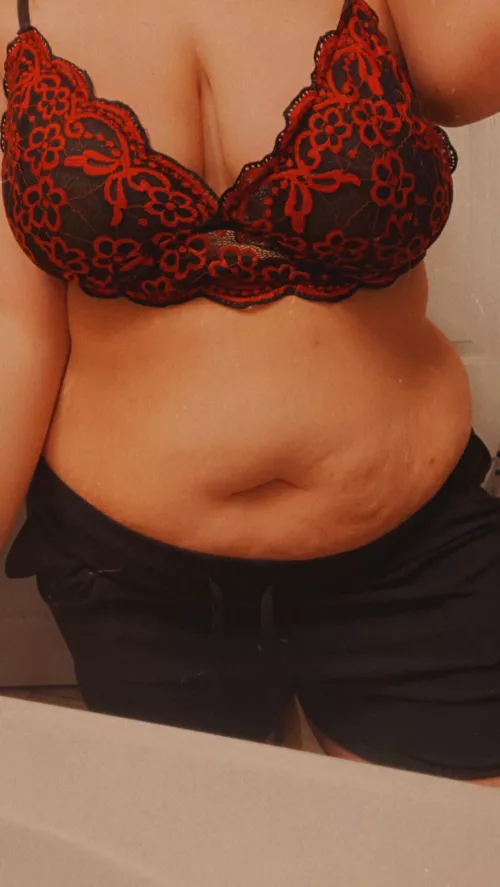 I love showing off my curves for y’all 😈😘