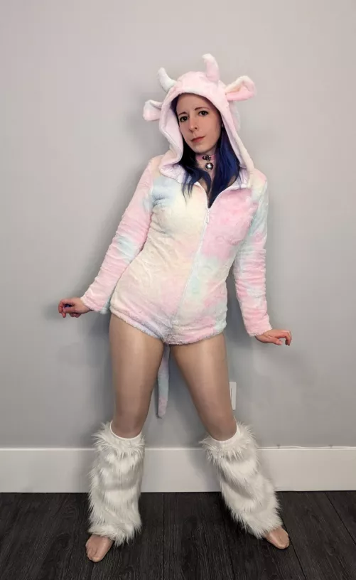 Moo!! Did you know that MINIATURE FUZZY CATTLE are a thing? IRL ones maybe aren't so colorful