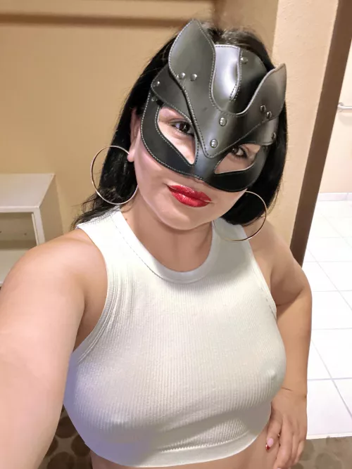 Red lips and white shirt, good enough