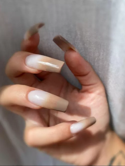 These beautiful nails need to scratch some backs