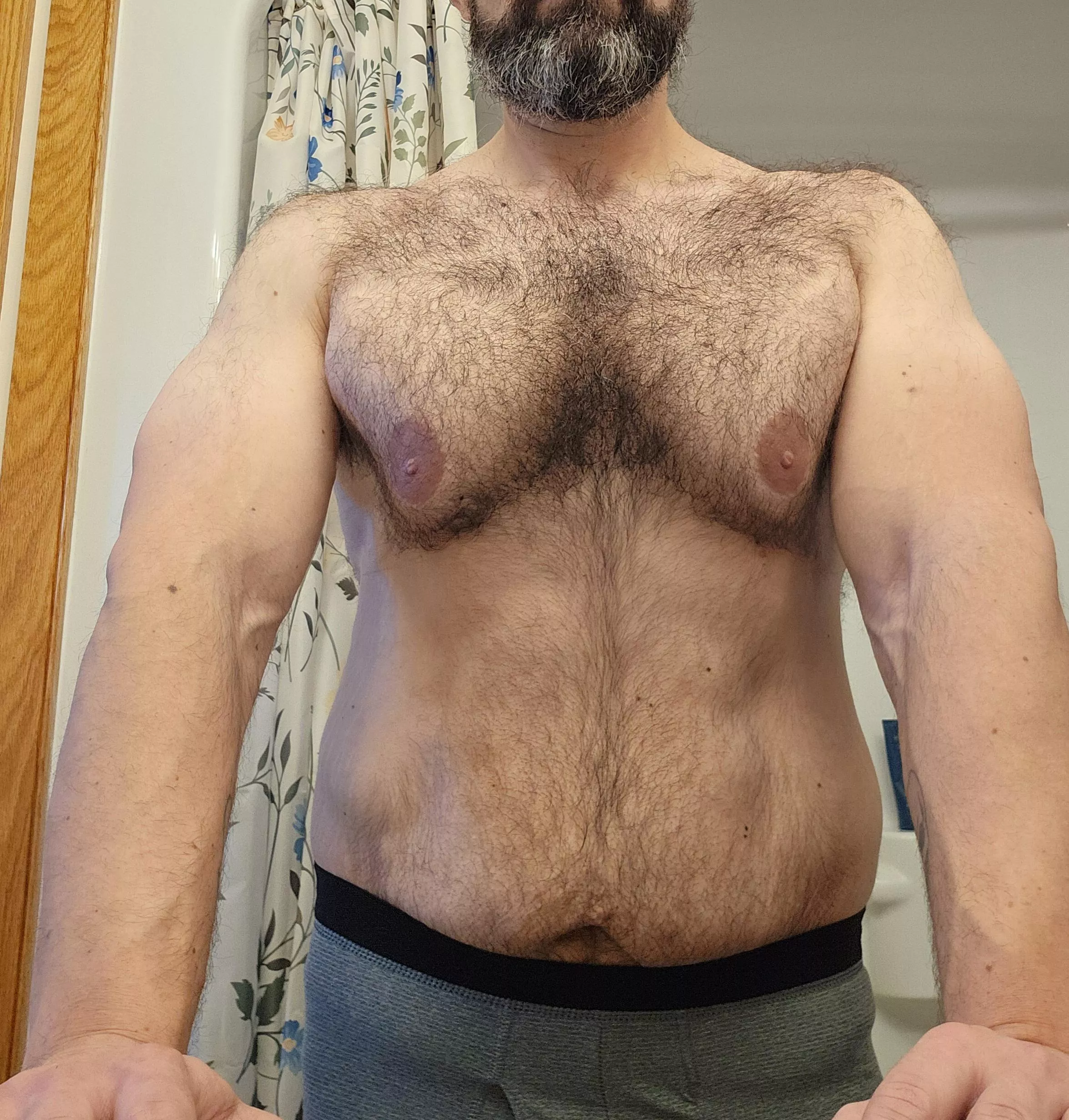 (40) this dad has the weekend all to himself..who wants to keep me company? 😏