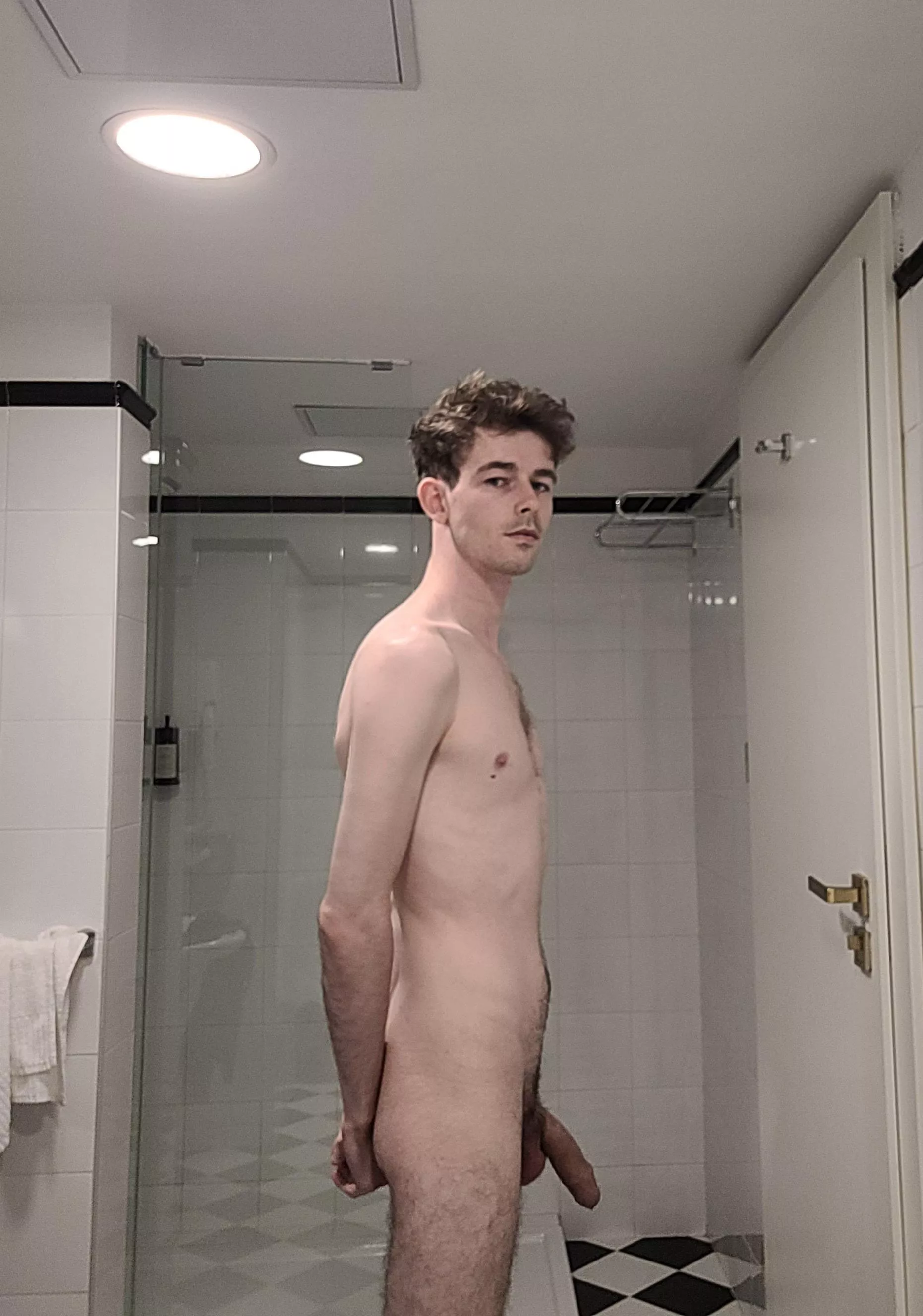 Body confidence is a new concept to me, so here I am with no fancy angles or lighting. Let's see how it goes