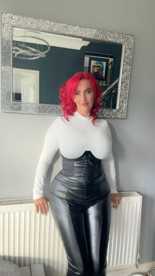 Do you like my outfit😈