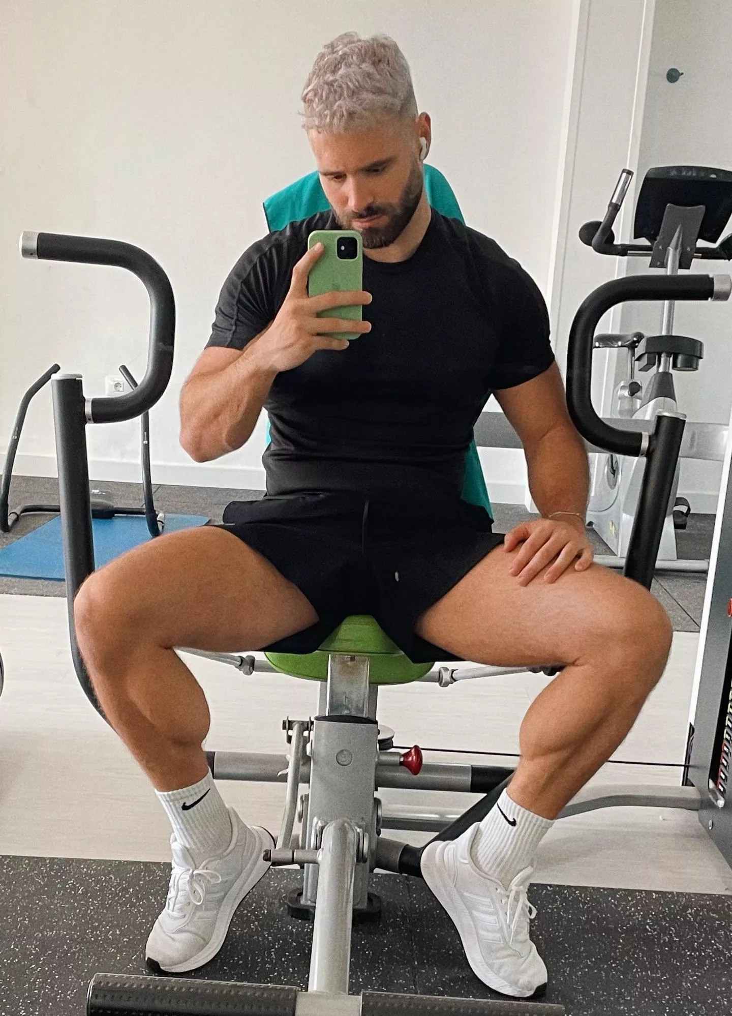 Just dyed my hair silver, what do you guys think?💭