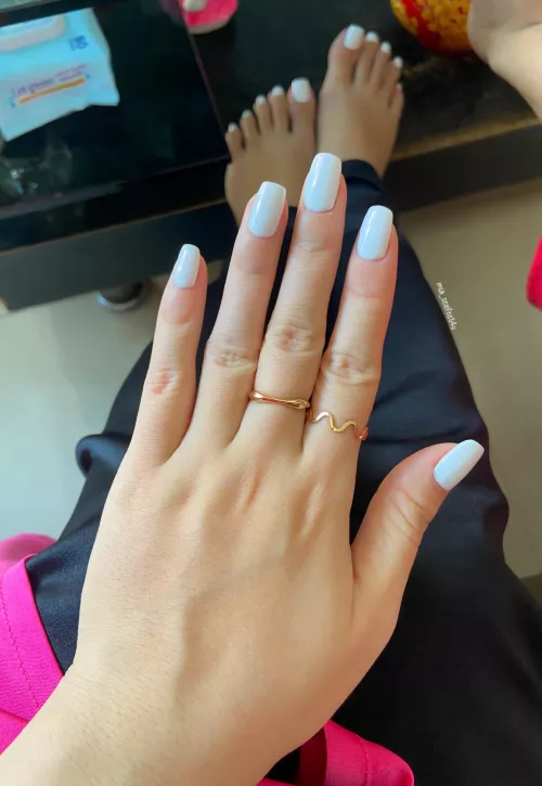 👋 or 🦶? Pick 1