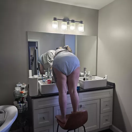 Daddy sneaking pictures of me trying to clean 🙄