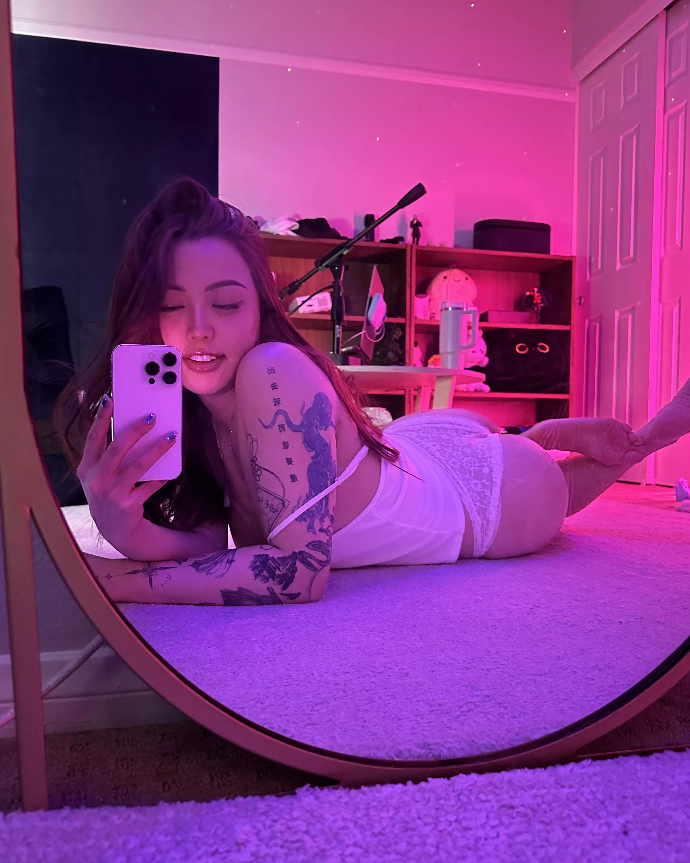 i need some help undressing :3