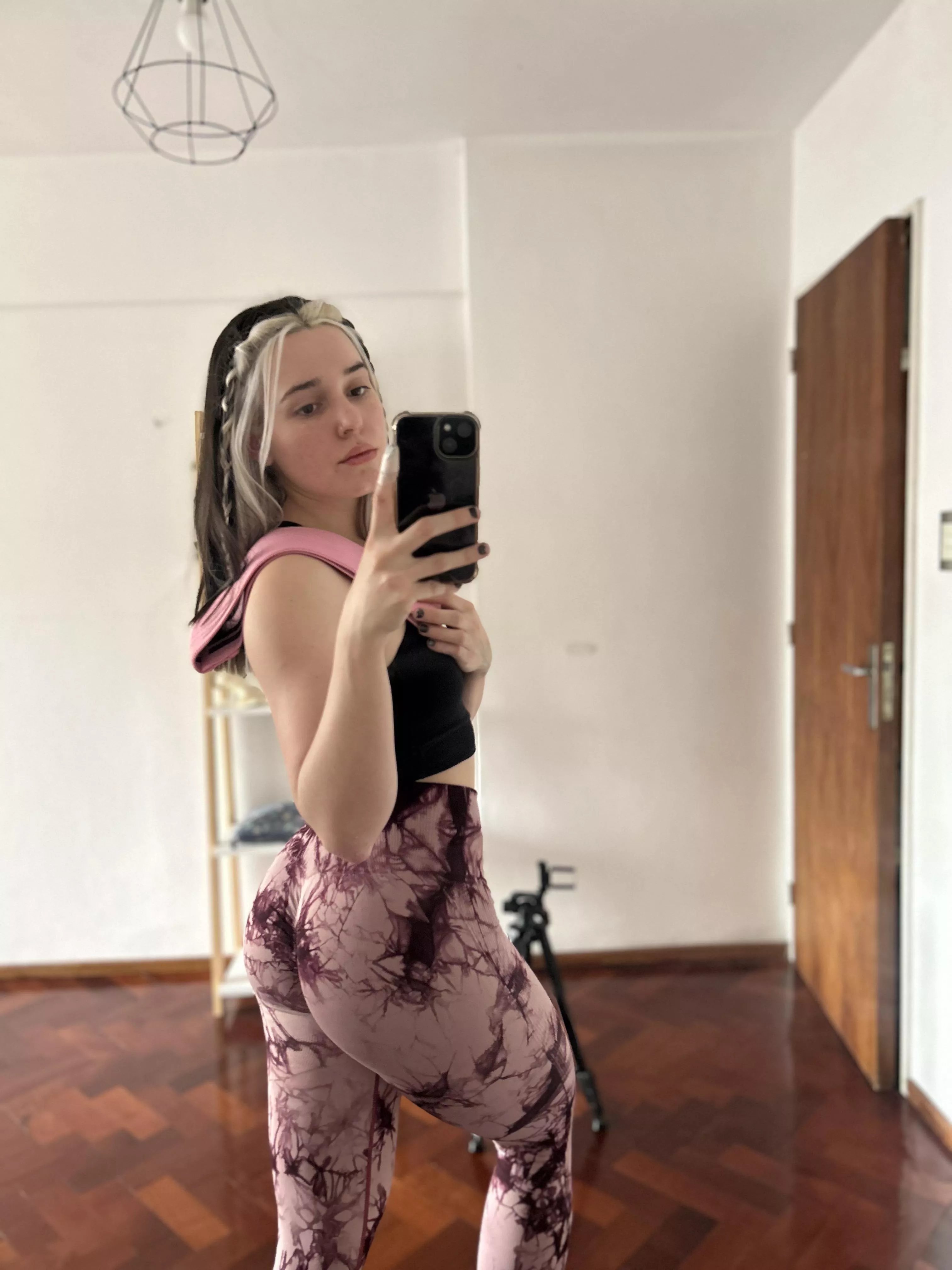 i wore tight leggings for our hike so i can tease you the entire time😇