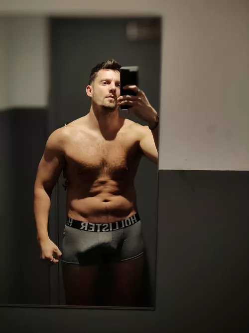 What did you notice first about this British Professor?