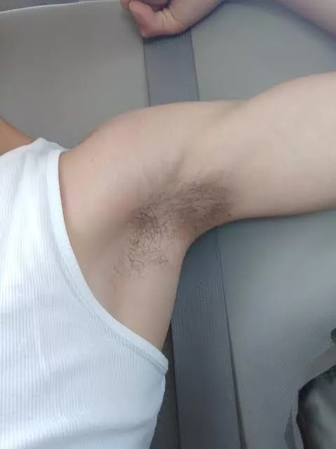 Anyone who want to make me sniff armpits and want to talk dirty...DM me!!