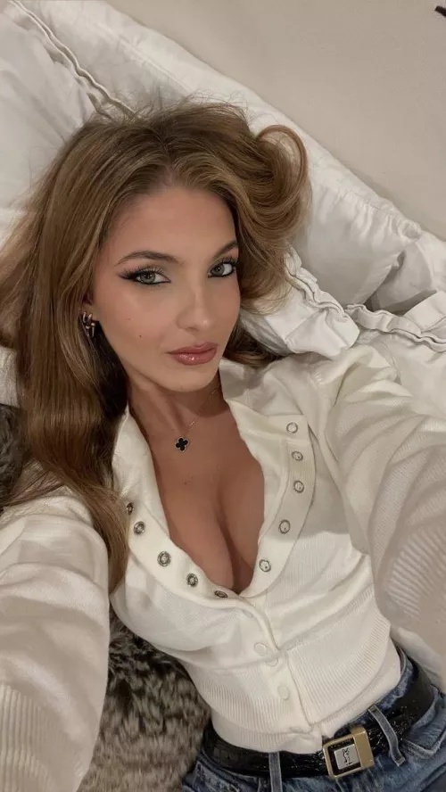 Can anyone feed pics of Lexi?