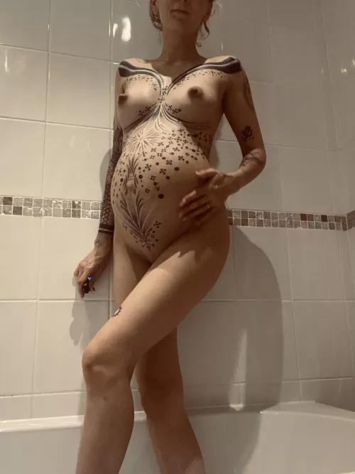 Comment and I'll send you preggo pictures :)