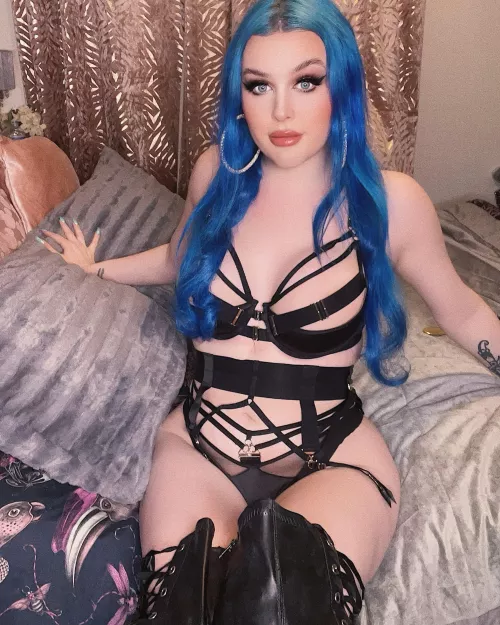 Feeling cute do you like my look?