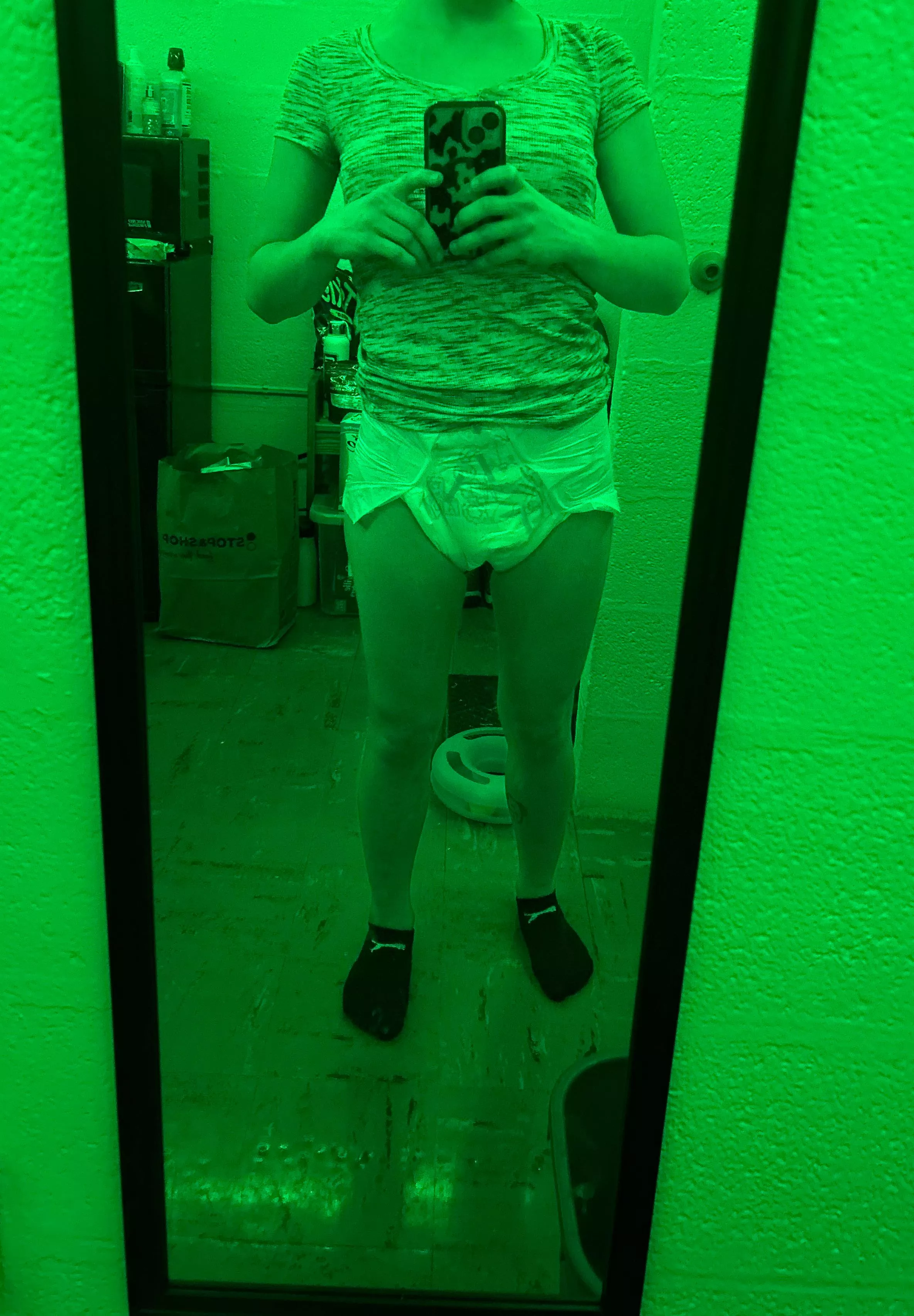 Its sooo stinky in my room waiting for daddy to come over 😊😊😉