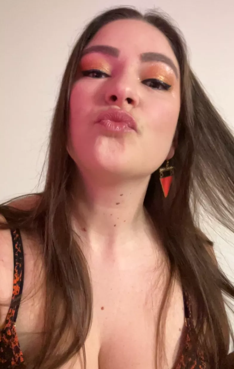 Hey you, give me a kiss