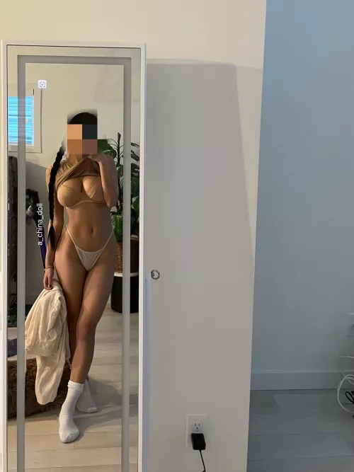 I’m tryna fuck sumn right now, that lil hoe she tryna fuck sumn right now