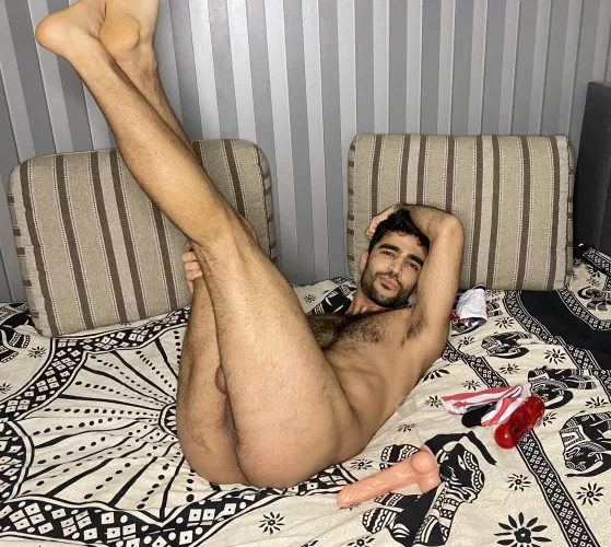 😋Imagine holding my legs with one hand and pressing your cock against my hole with the other🤤