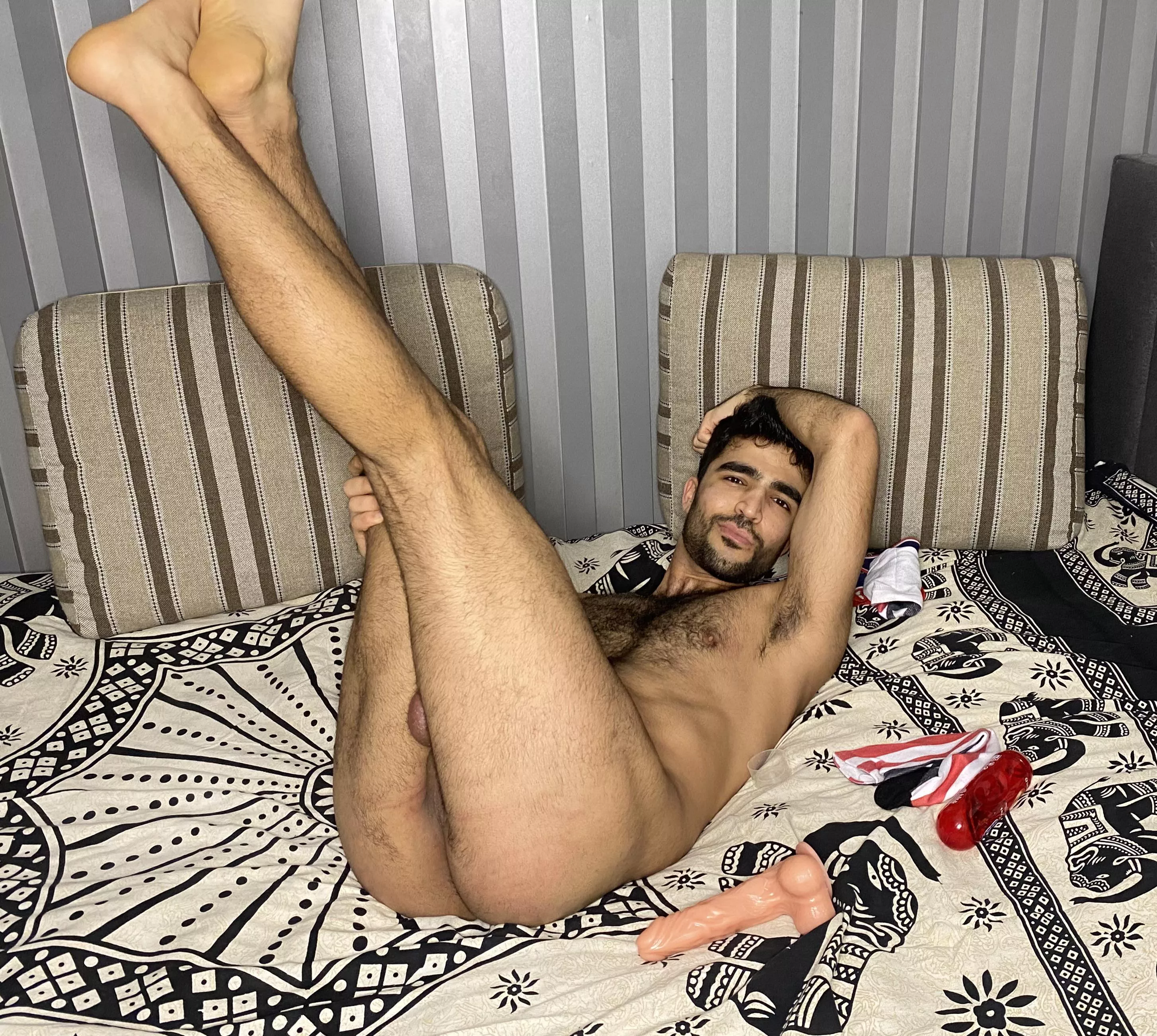 😋Imagine holding my legs with one hand and pressing your cock against my hole with the other🤤