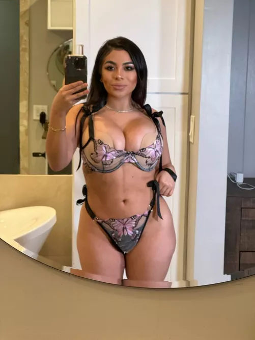 Mirror mirror on the wall, who's got the sweetest lips of them all (iykyk)