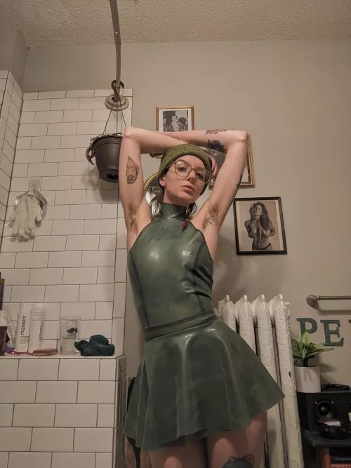 Hairy pits and a latex dress😋💚