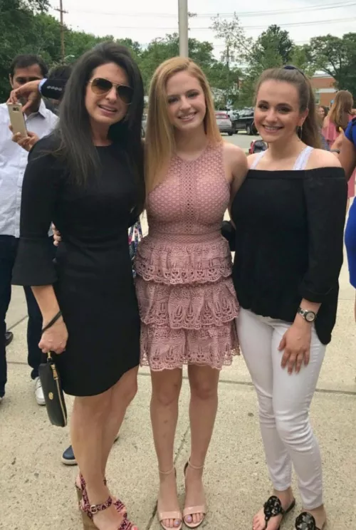 Sexy mother with her two beautiful daughters💯🔥