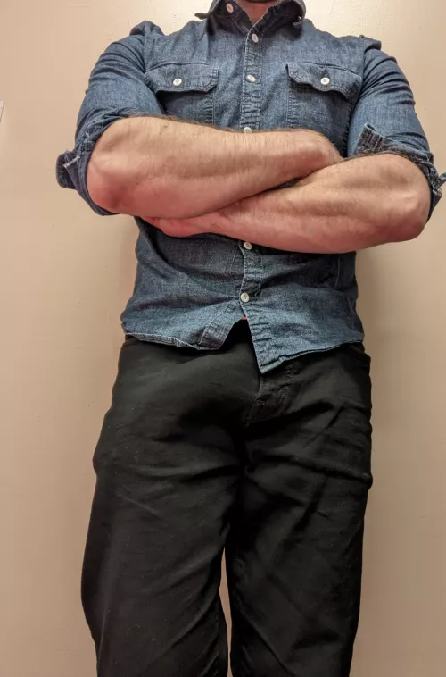 There's a couple things you might stare at in this pic. Strong forearms or...?