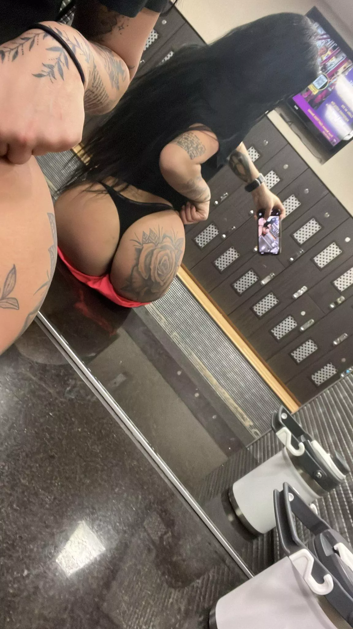 (F) Who wants to meet me in the locker room for a little cardio? 🤭