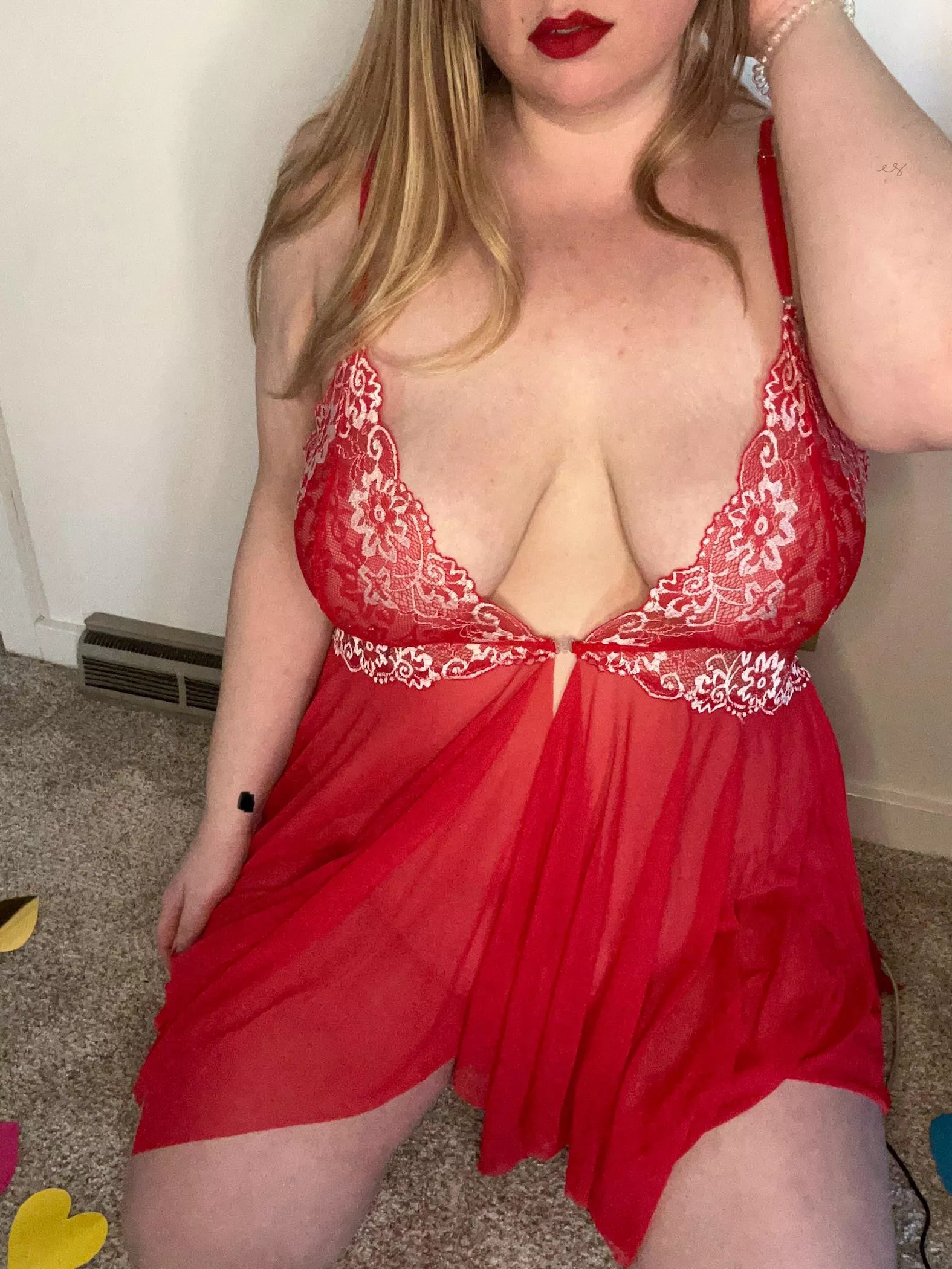 Happy Valentine’s Day 😈❤️ now come play with this housewife!