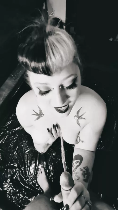 If she dosent look at you like this while getting pissed on, shes not the one🖤🚽🚻