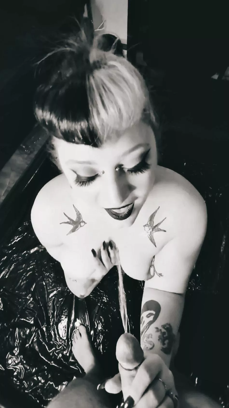 If she dosent look at you like this while getting pissed on, shes not the one🖤🚽🚻