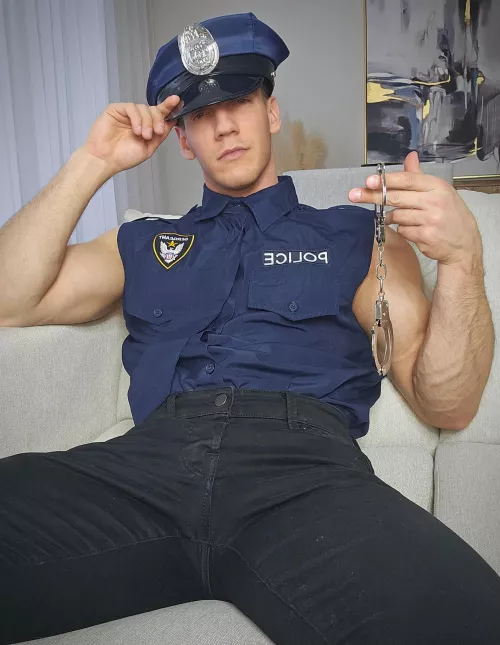 Good cop or Bad cop 👮‍♂️🔗..?