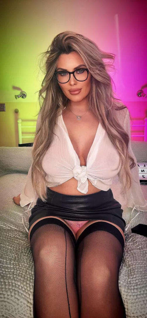 Your favourite teacher here 😈😈