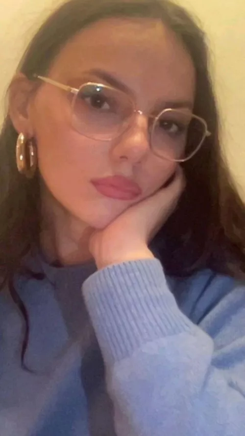 Dafne Keen with glasses