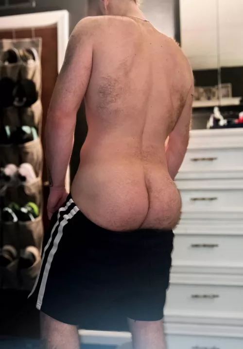 I see you eyeing daddy’s ass as I’m getting dressed 😏