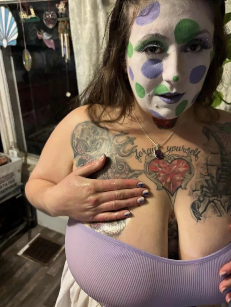 Oiled up w/ nowhere to go 🙄