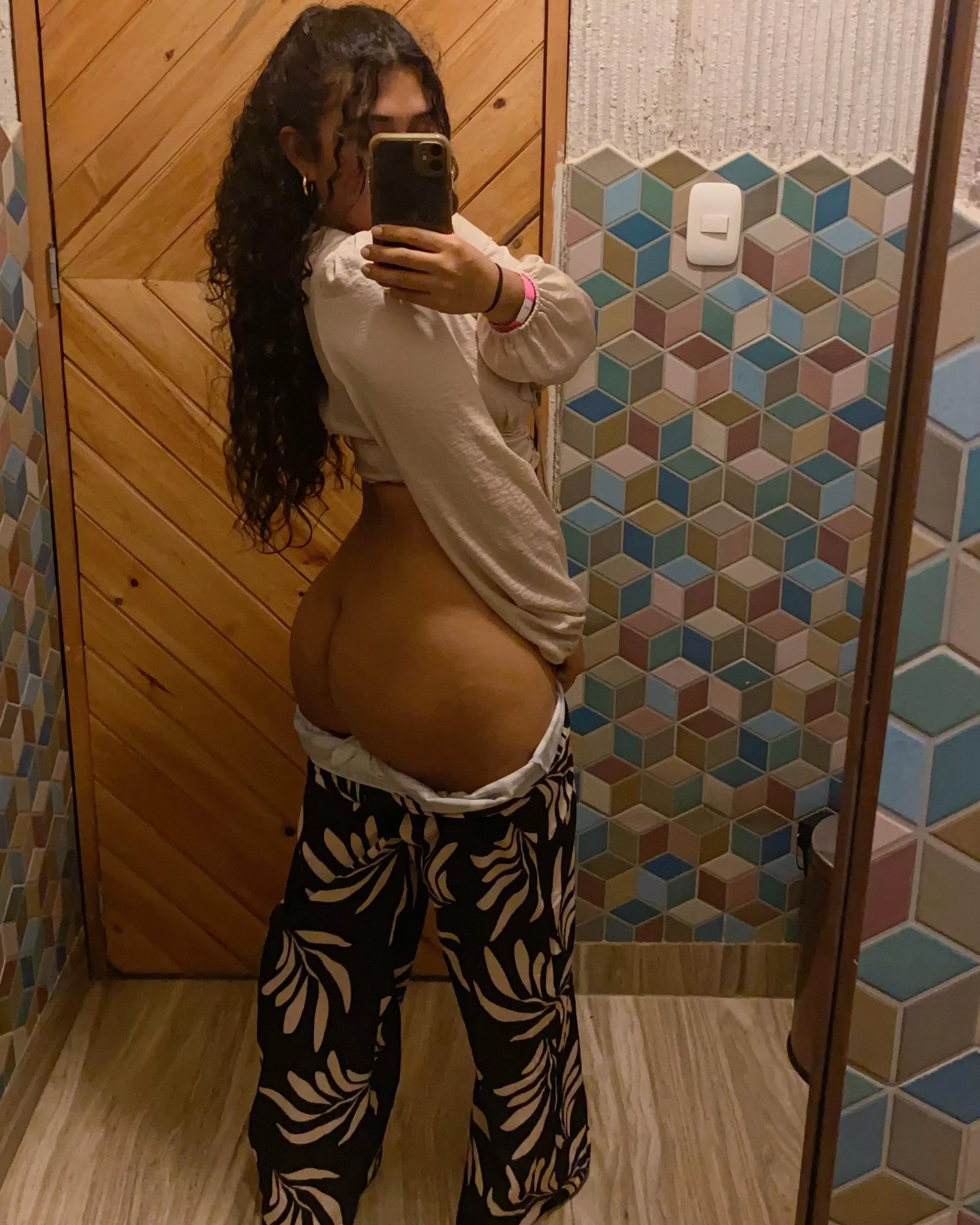 this mirror makes me look sexy