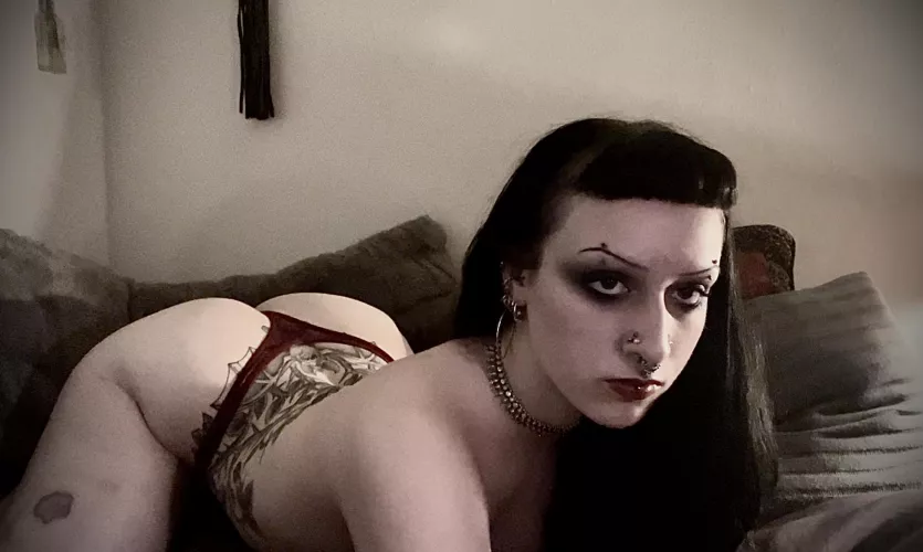 What do you think about thicc goth girls?🖤😈🦇