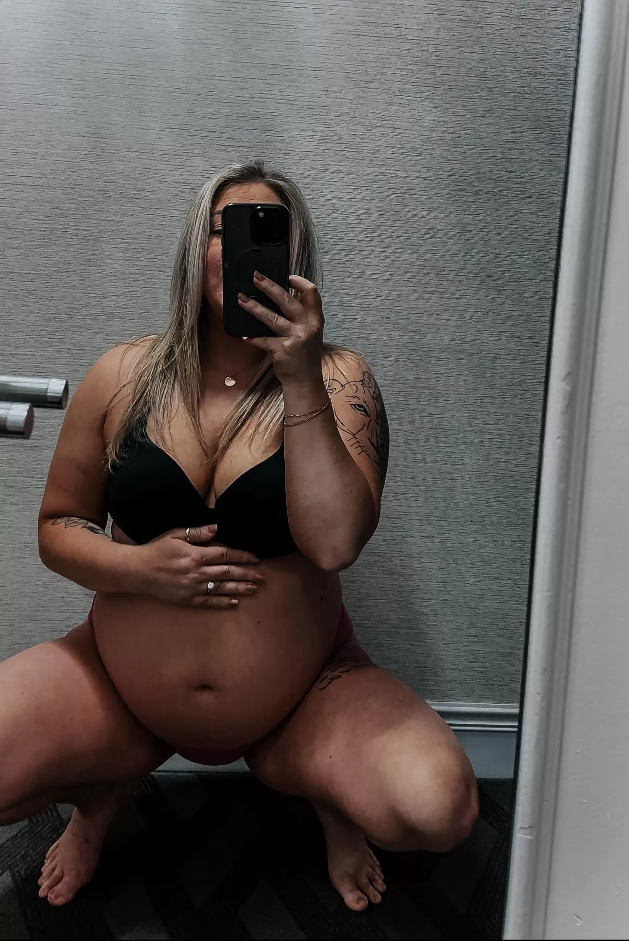 Where would you want to be in this picture? 8m pregnant 😈