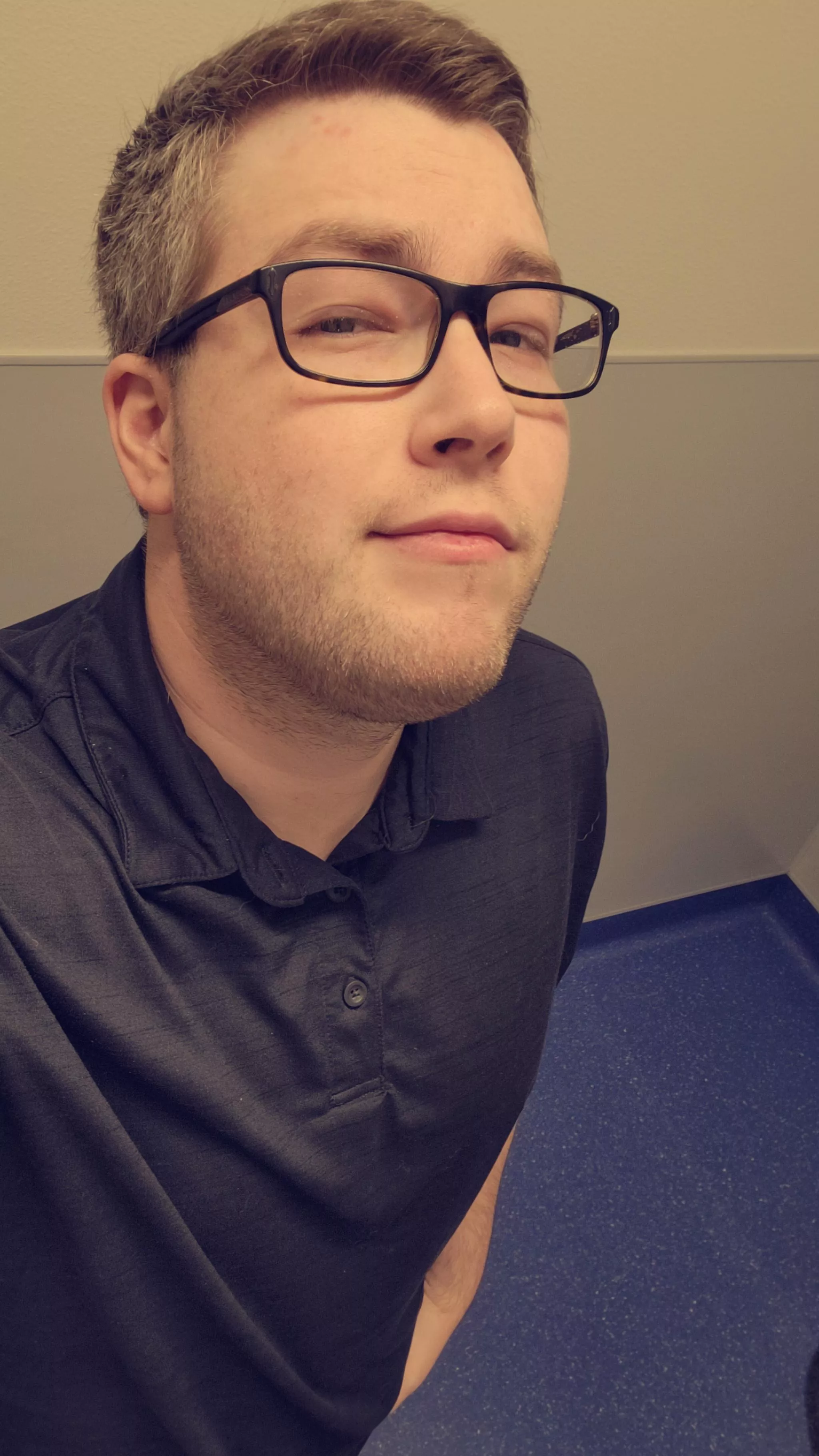 A little Friday night work selfie... If anyone wants to drop in my DMs and cure my boredom that would be great 😁