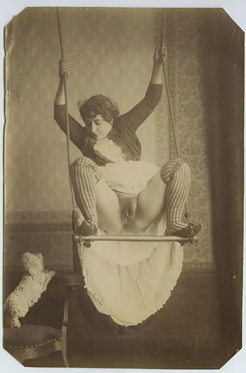 Dear Hubby, our acrobatic practices have had a humorous side effect - the ladies of my club have sought to imitate them! See here my bosom friend Louise, who’s between a dog and a swinging place!