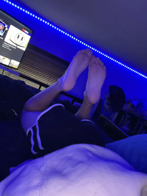 I wish someone would dm me and send me sole pics bc im super horny 😖