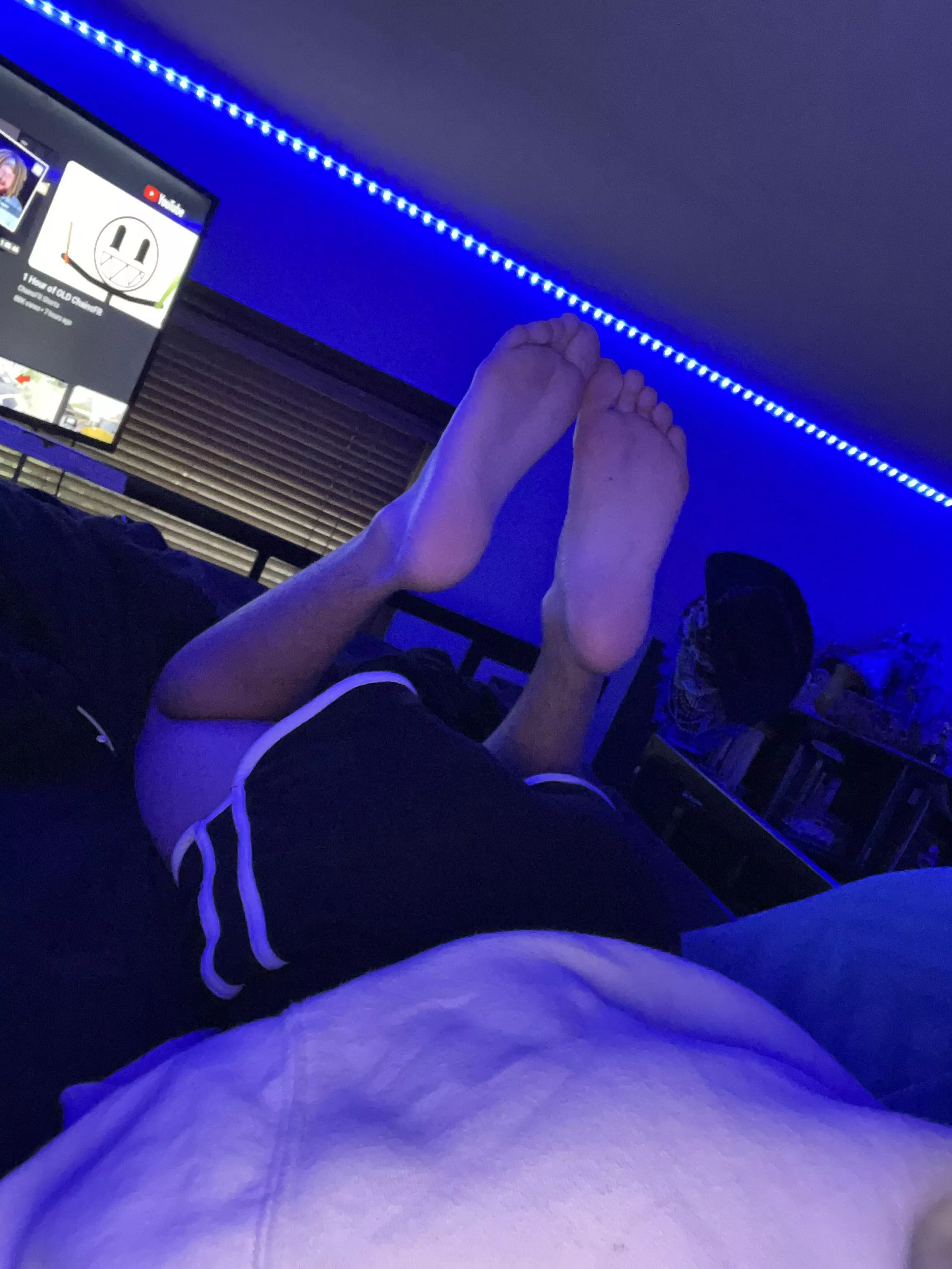 I wish someone would dm me and send me sole pics bc im super horny 😖