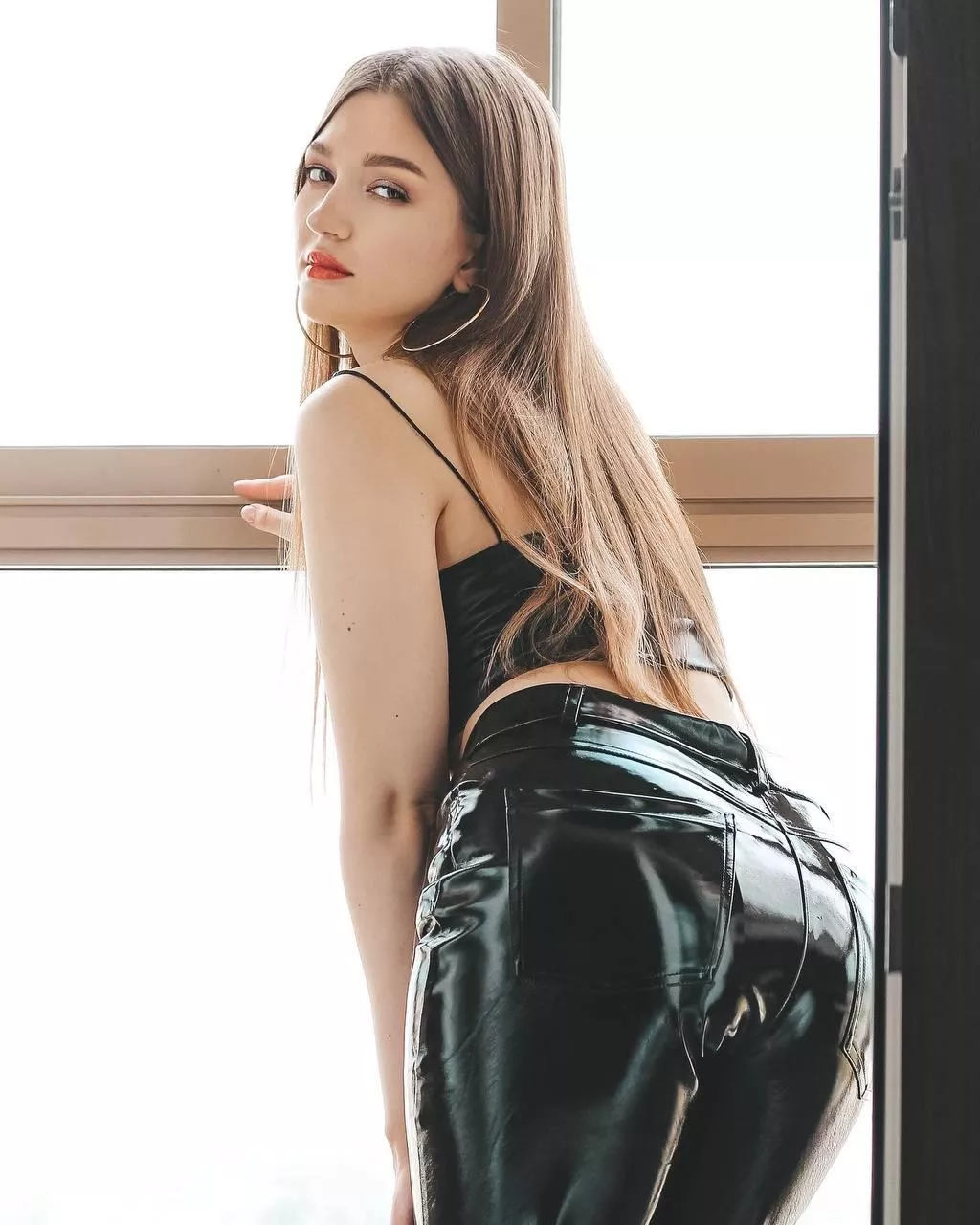 leather top looks so sexy