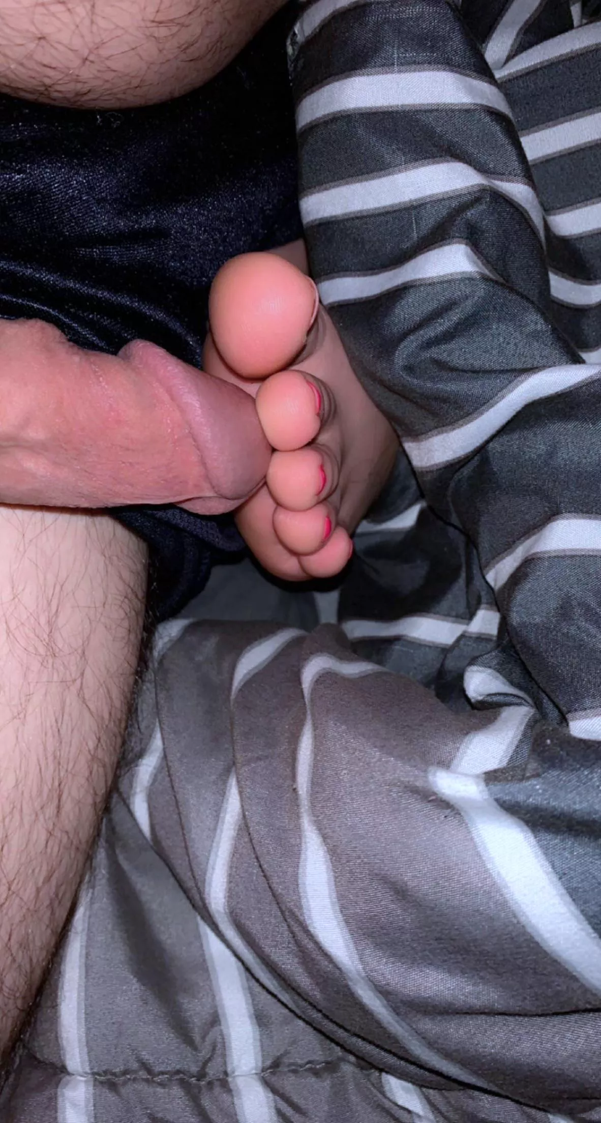 Should I cum between her sleepy toes ?