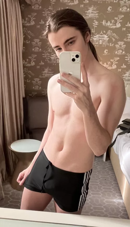 [18] how do you feel about sporty twinks?