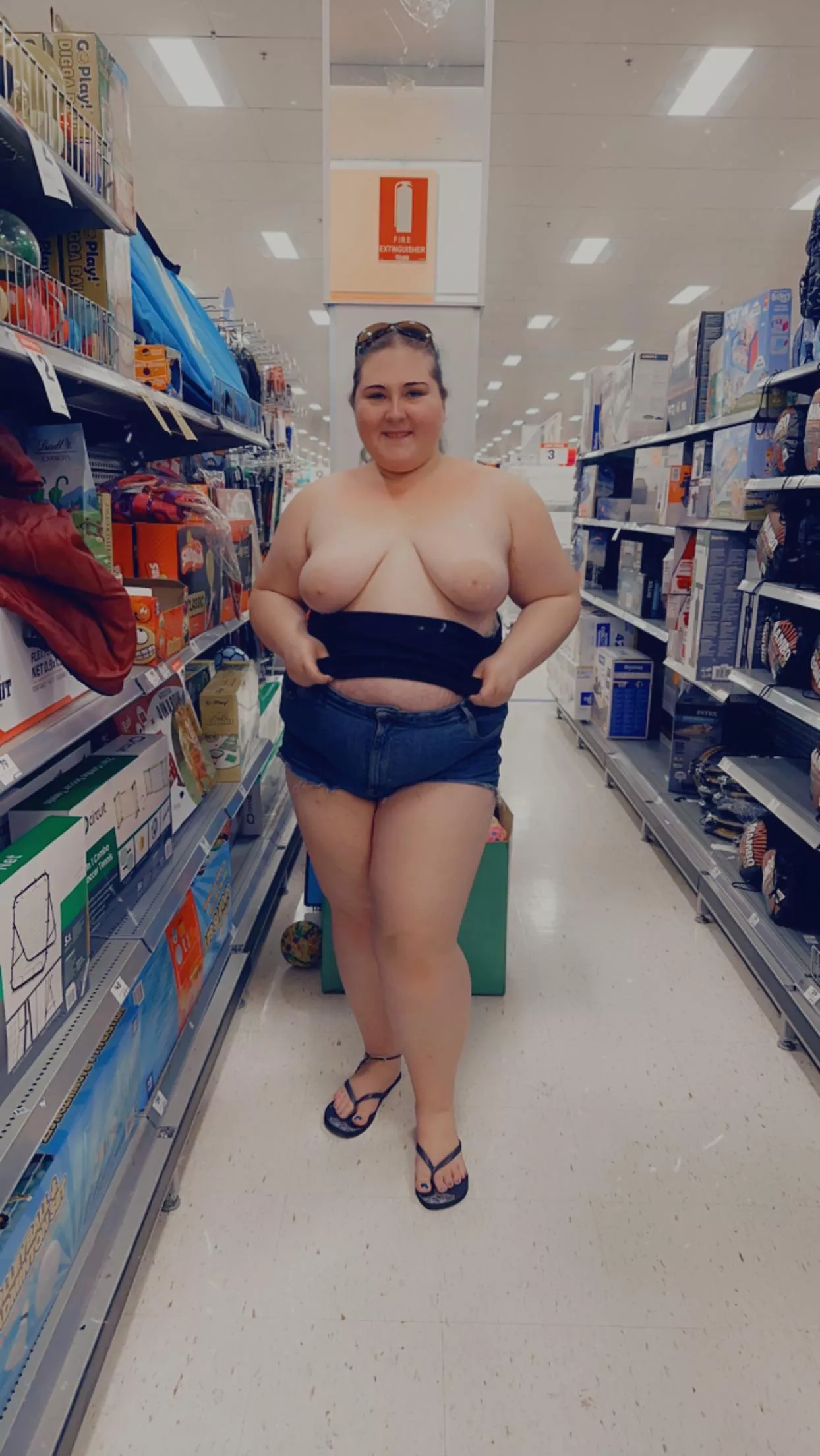 Cheeky flash at the shops 👀🔥