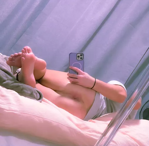 Do I got cute toes?☺️😽