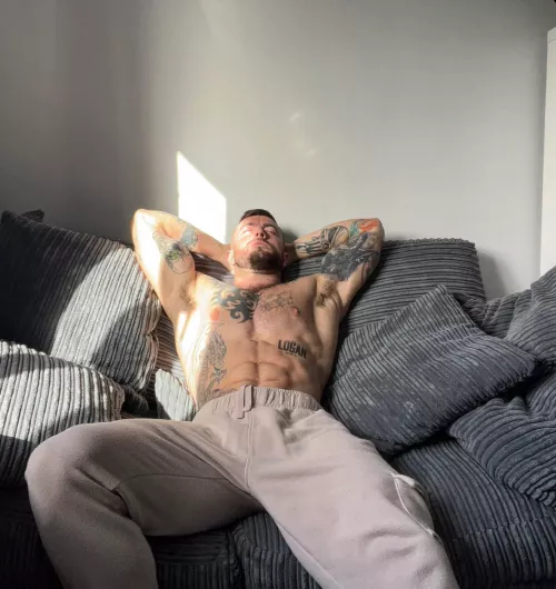 How about I sit here… and you go to work 😏😈 (30)